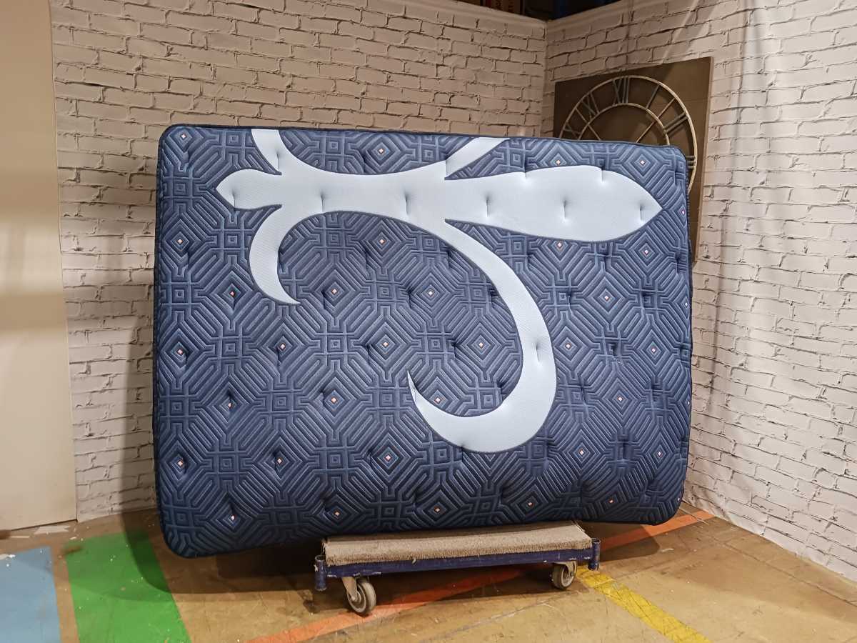 Stearns & Foster® Lux Estate EuroTop Zara 16.25 inch Mattress - Queen - Gallery Image 2